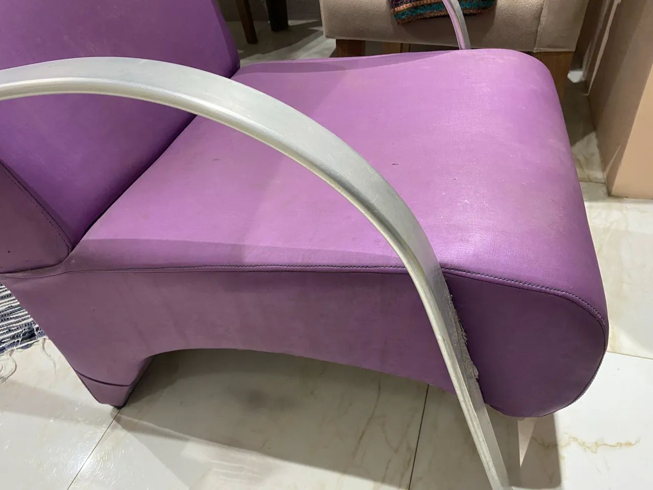 Poltrona Roxa Estofada com Braços - Foto 2