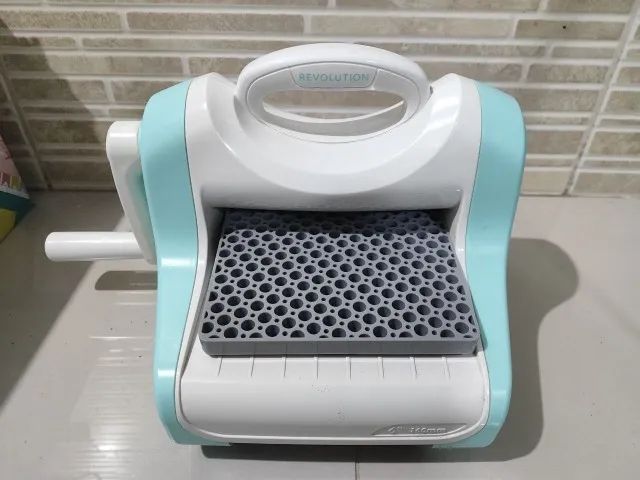 Máquina de Corte e Relevo Revolution WeR Memory Keepers