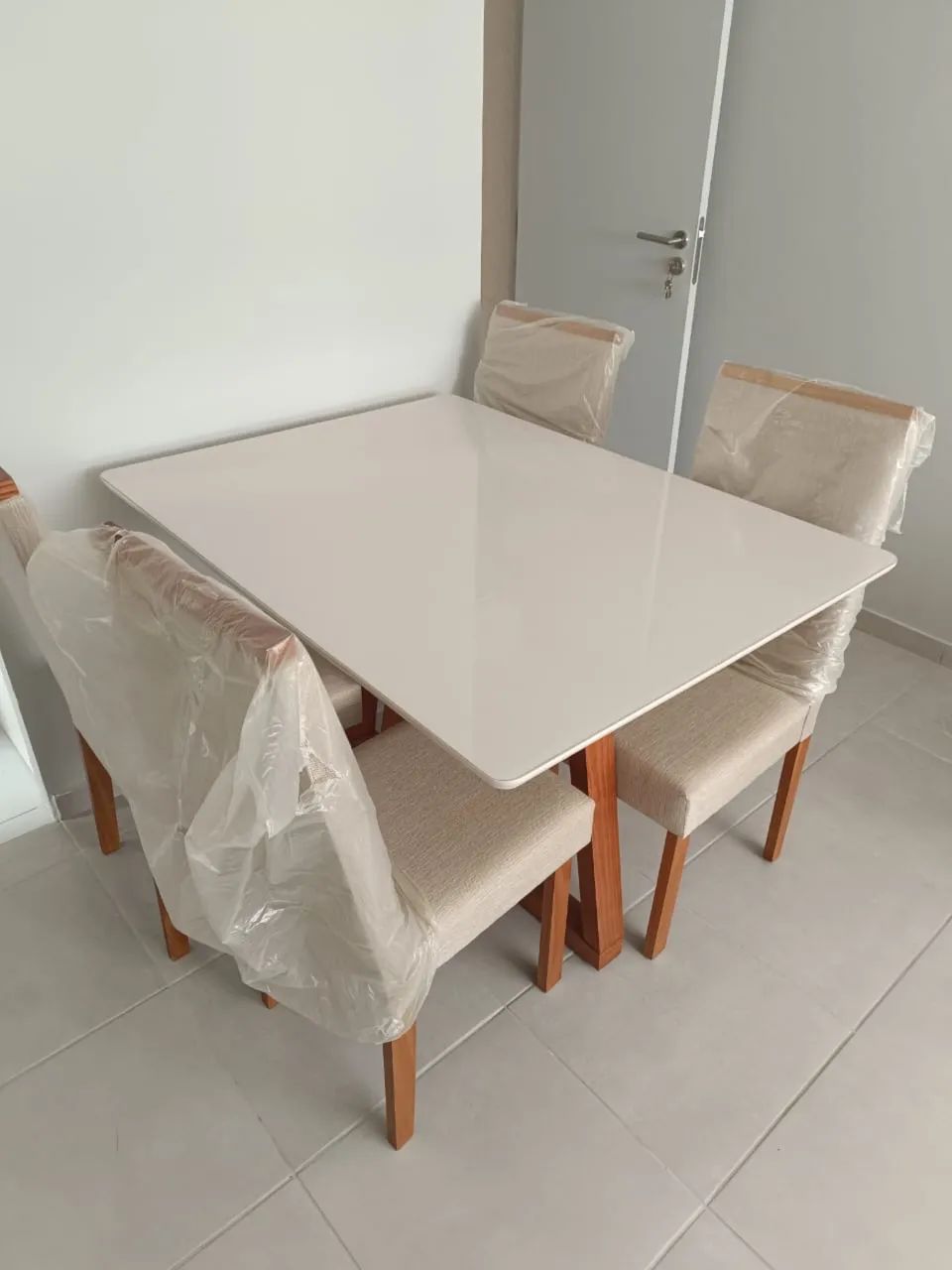 Mesa de jantar com 4 cadeiras nova