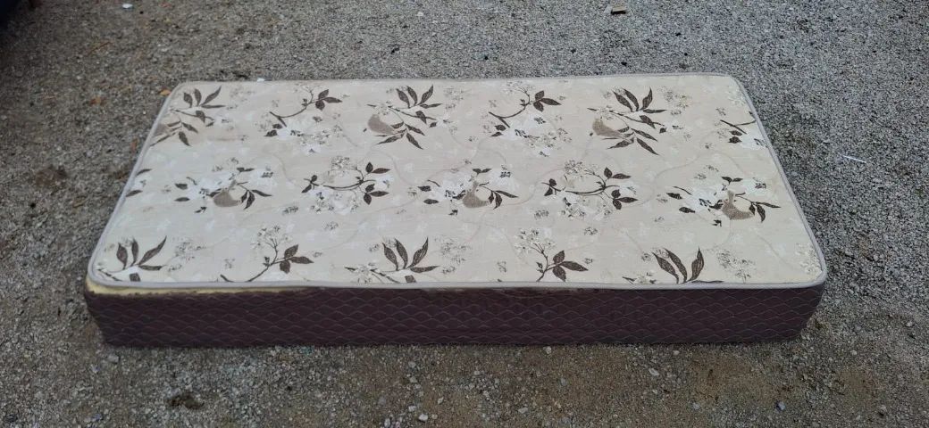 Base de cama branca e marrom, estampada, em bom estado. - Foto 3