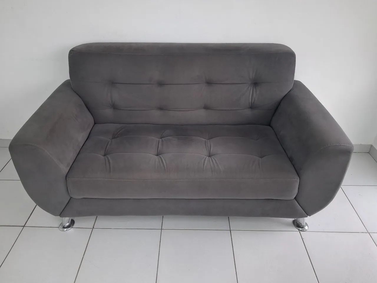 Sofá tecido suede moderno 2 lugares pés galvanizados
