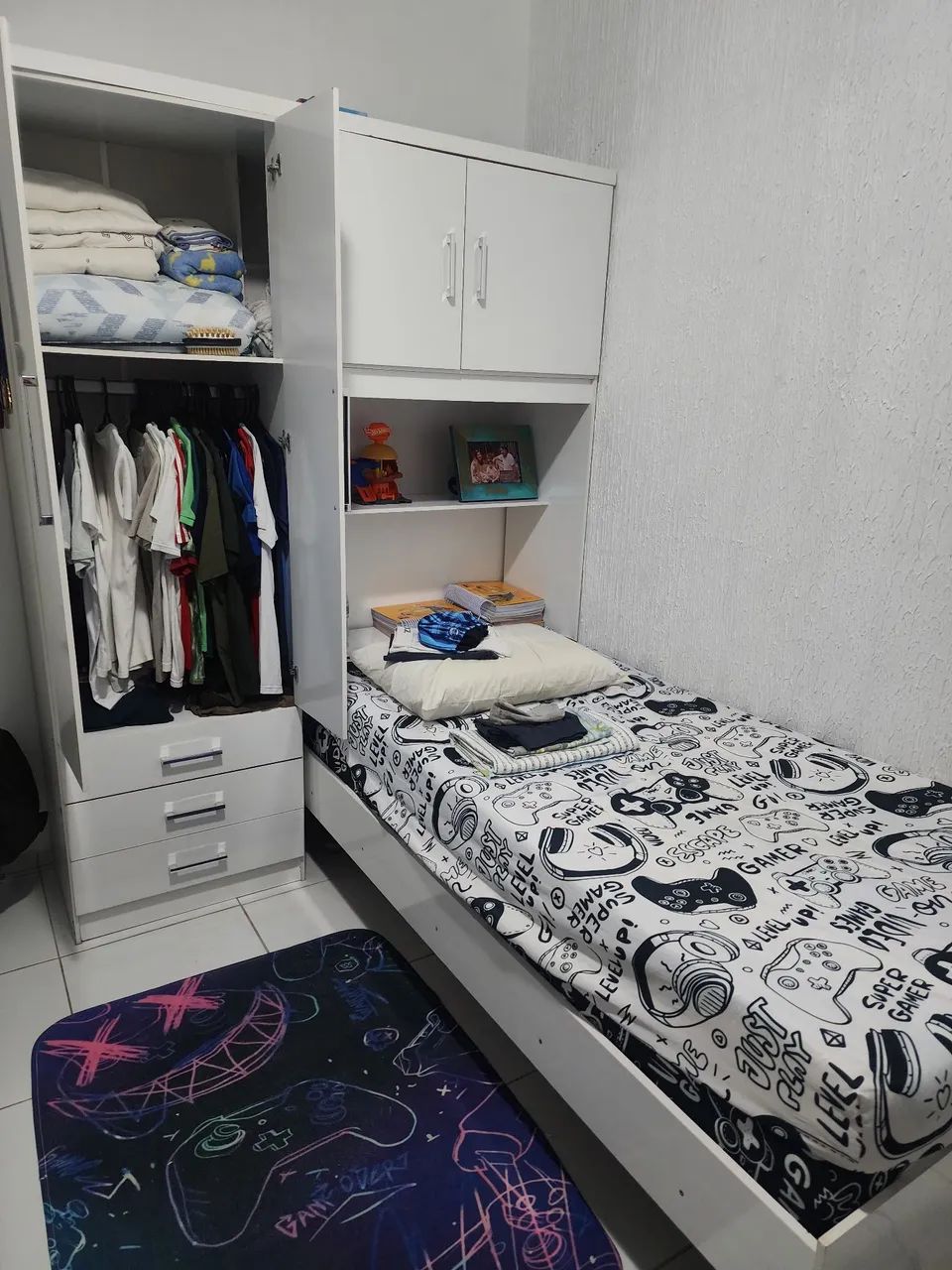 Guarda roupa com cama + Colchão 