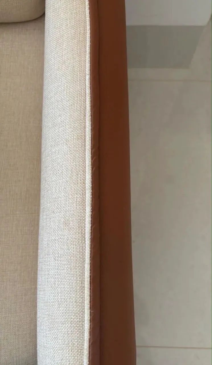 Sofá retrátil em linho com detalhe em couro  - Foto 3