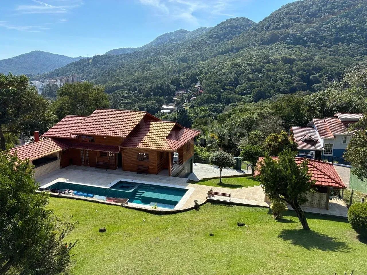 Imóvel para venda possui 360 metros quadrados com 4 quartos em Itacorubi - Florianópolis - - Foto 2