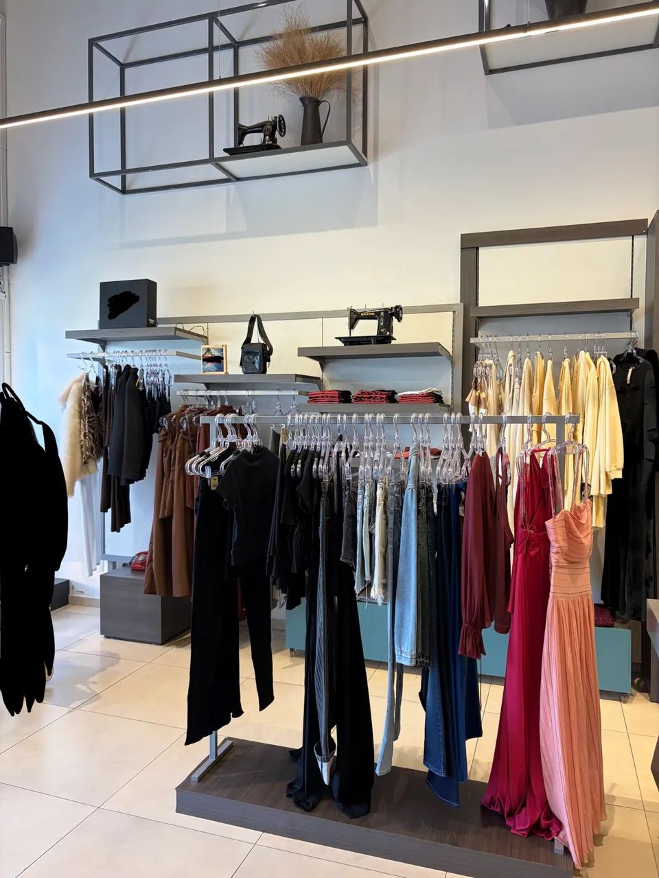 Móveis modulares para loja loja de roupas 100m2