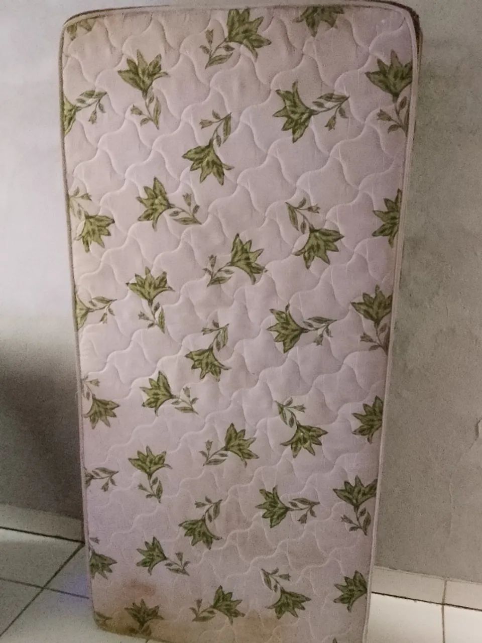 Cama box solteiro usada. R$120,00