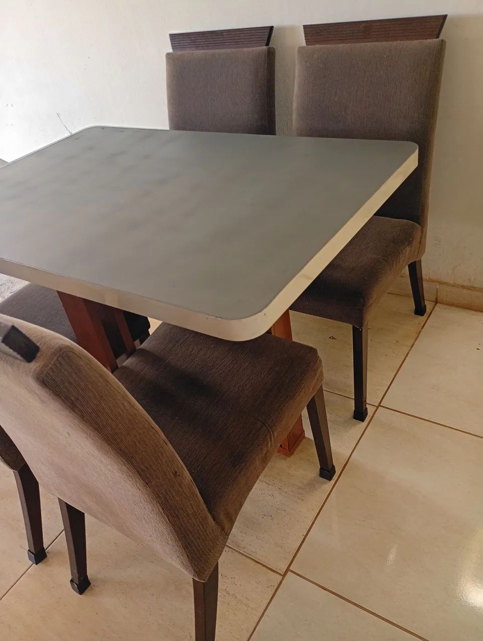Mesa com 4 cadeiras pés de madeira entrego 