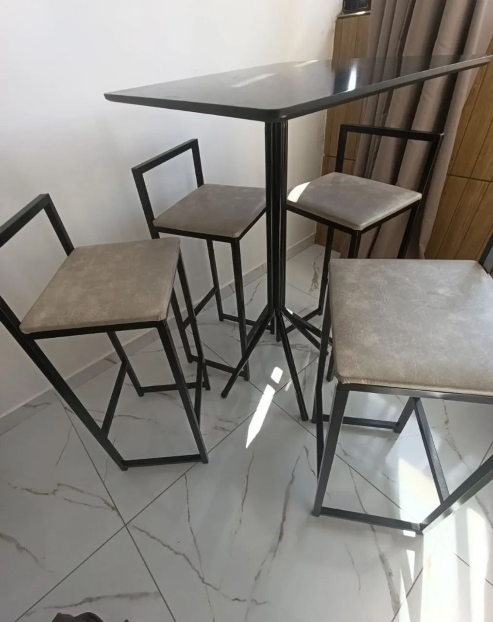 Mesa bistrô alta com 4 banquetas em aço  - Foto 2