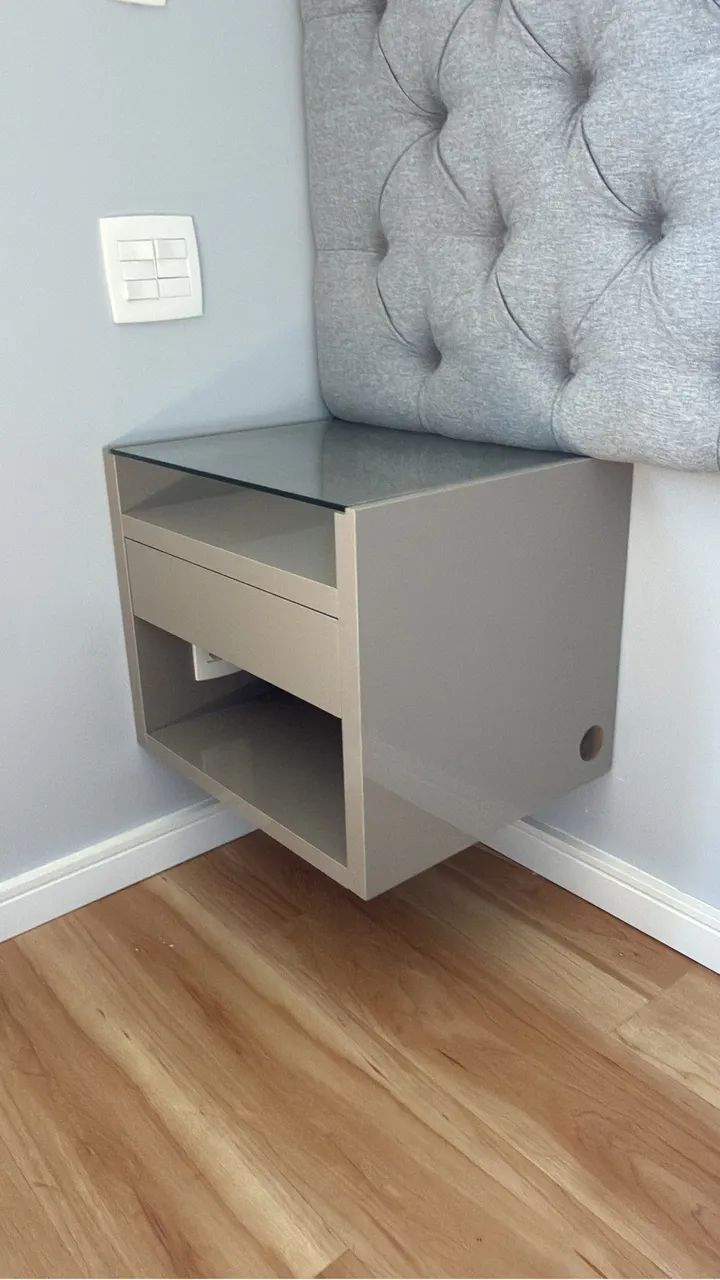 Par de mesas de cabeceira suspensas com design moderno, elegante e de excelente qualidade
