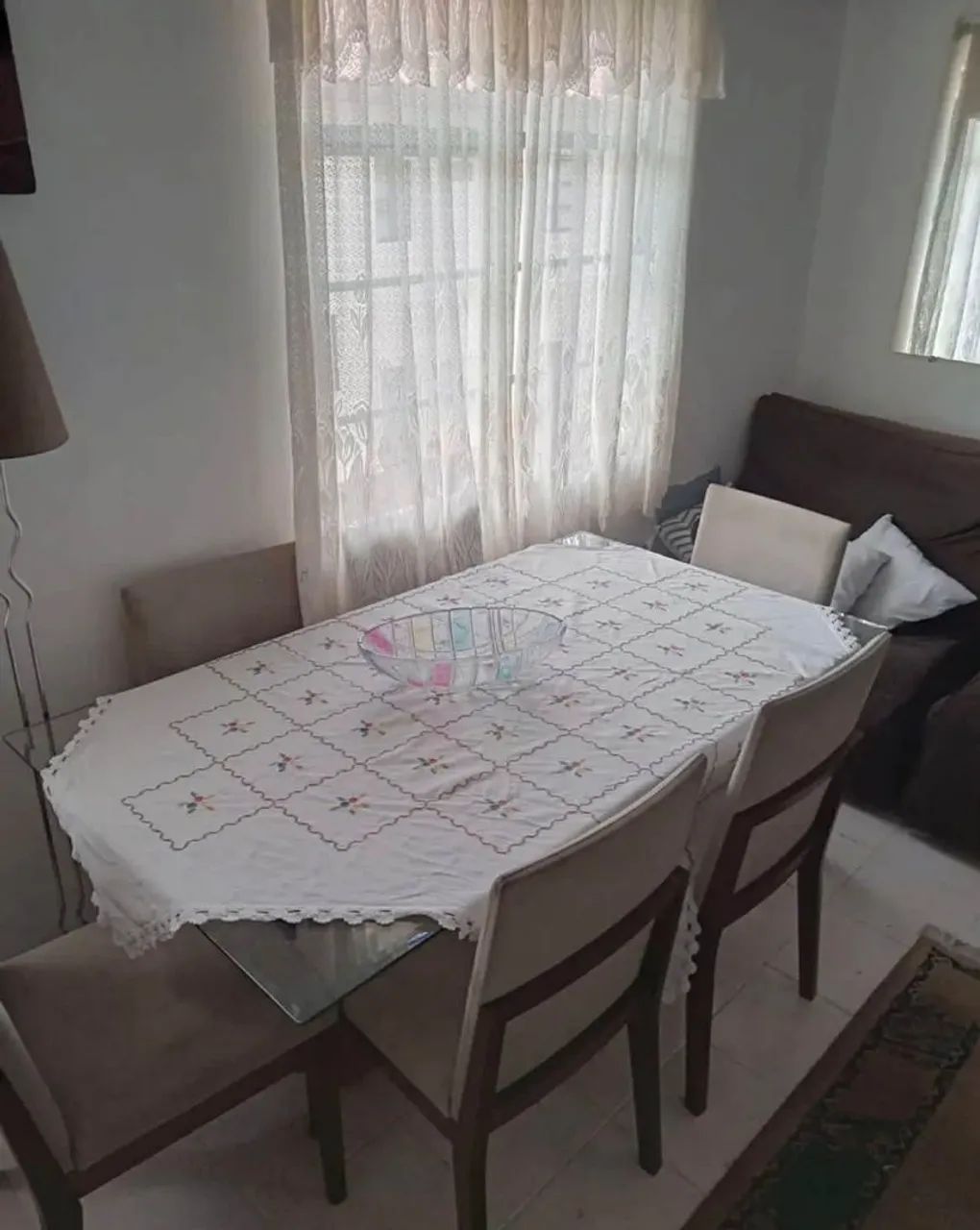 Mesa com 06 cadeiras 