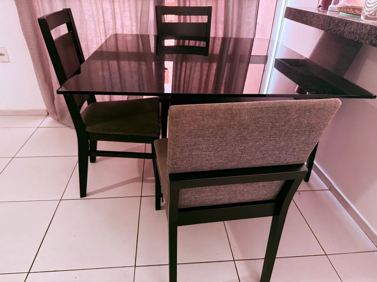 Vendo um sofá e um conj de mesa com 4 cadeiras  - Foto 2