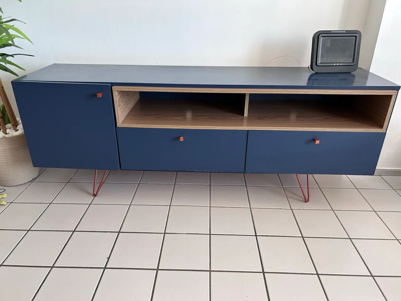 Rack retrô industrial azul marinho e cobre 