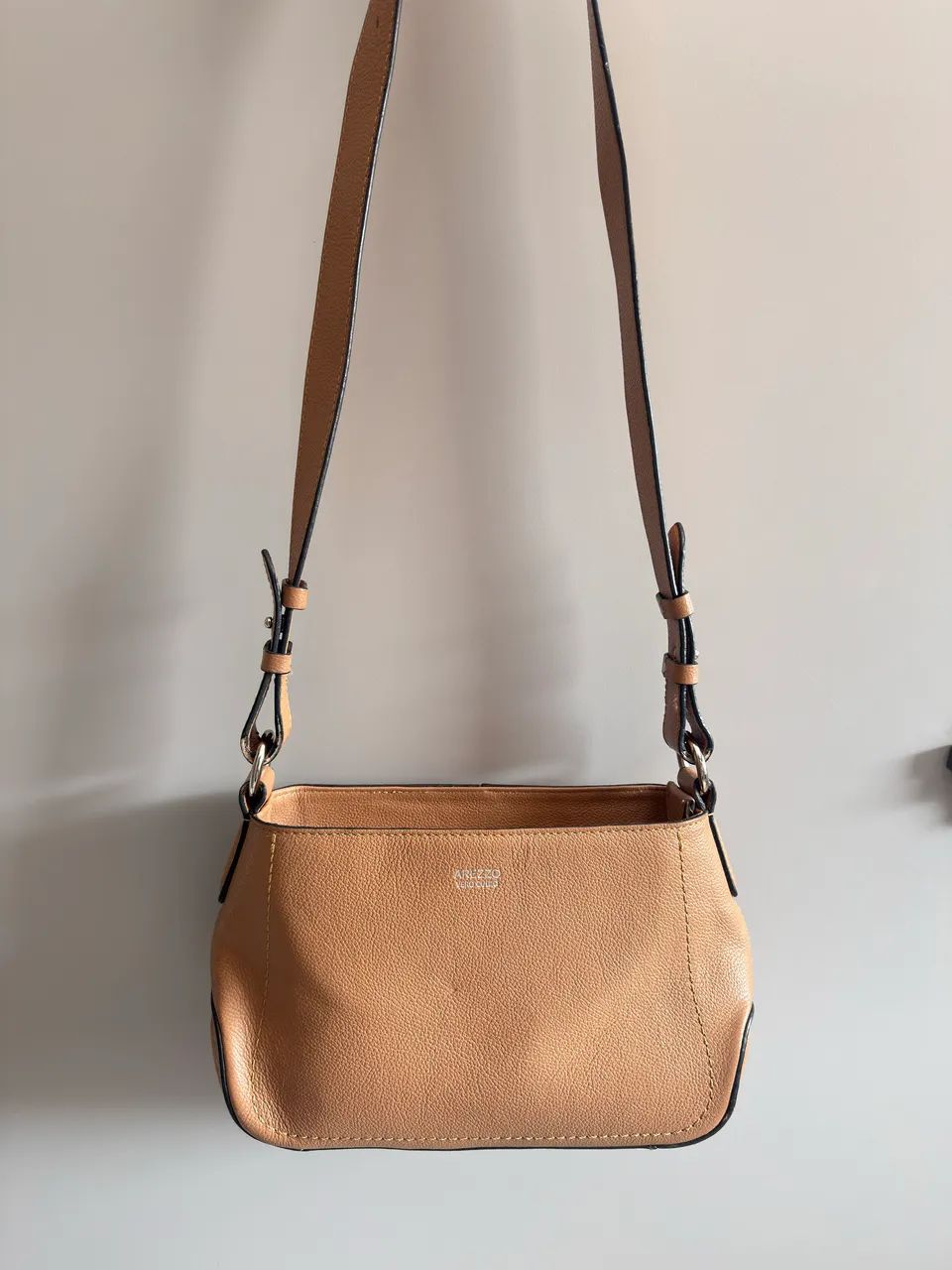 bolsa arezzo crossbody caramelo