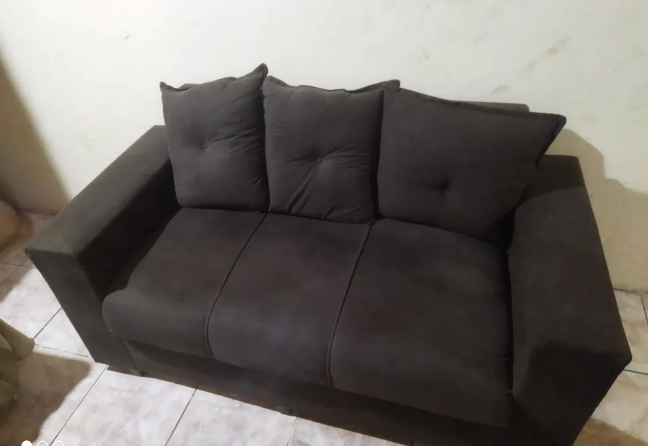 Vende-se Um sofá com poltrona e puffs.