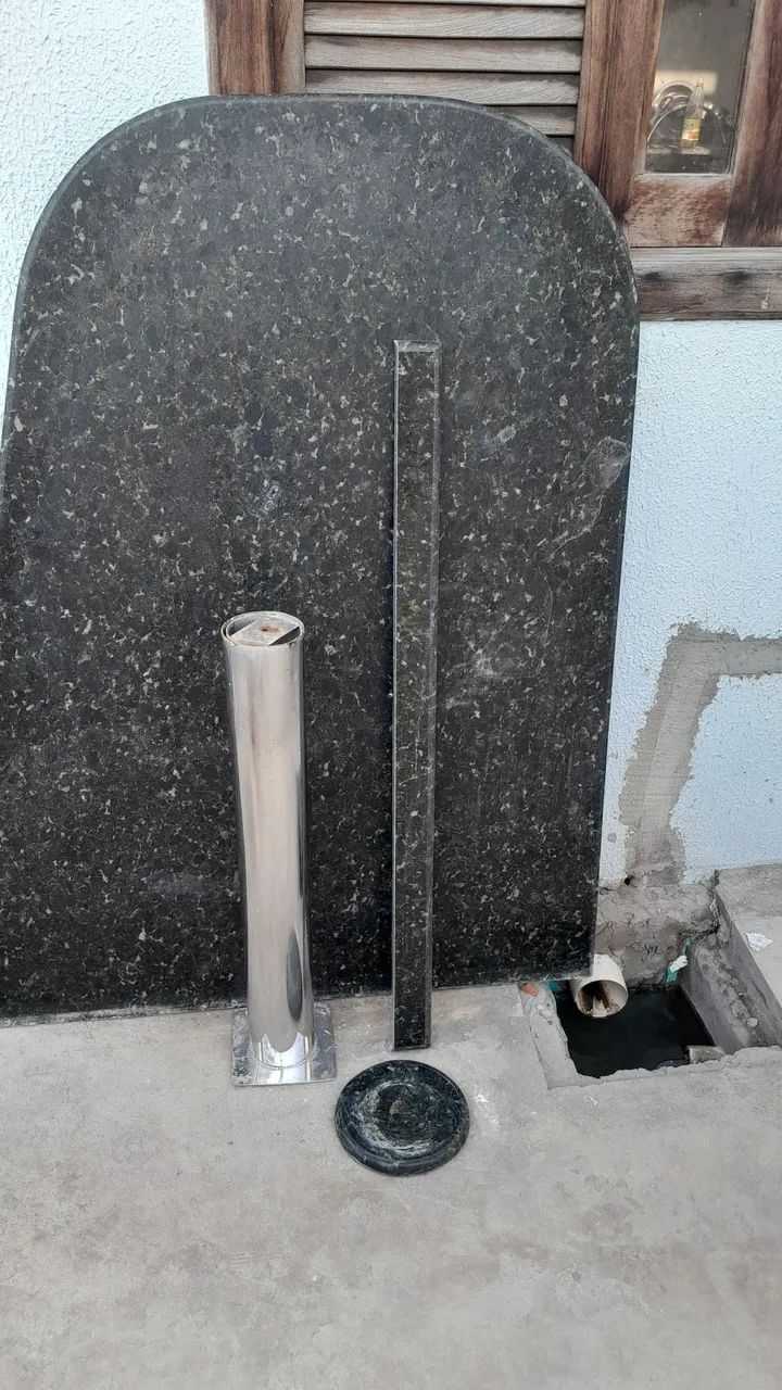 Mesa de granito com base de inox