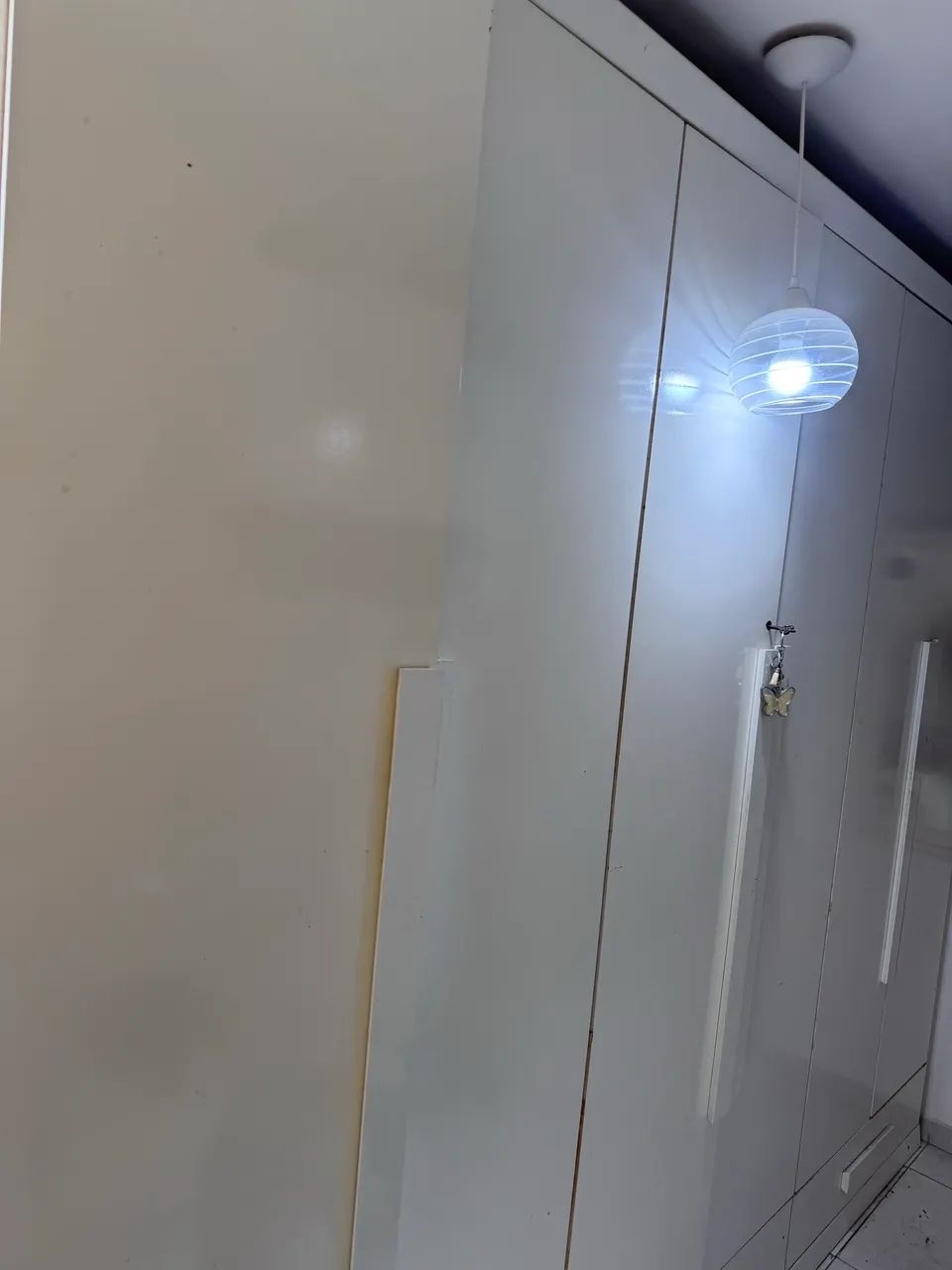 Vendo guarda-roupa  bem dividido - Foto 2