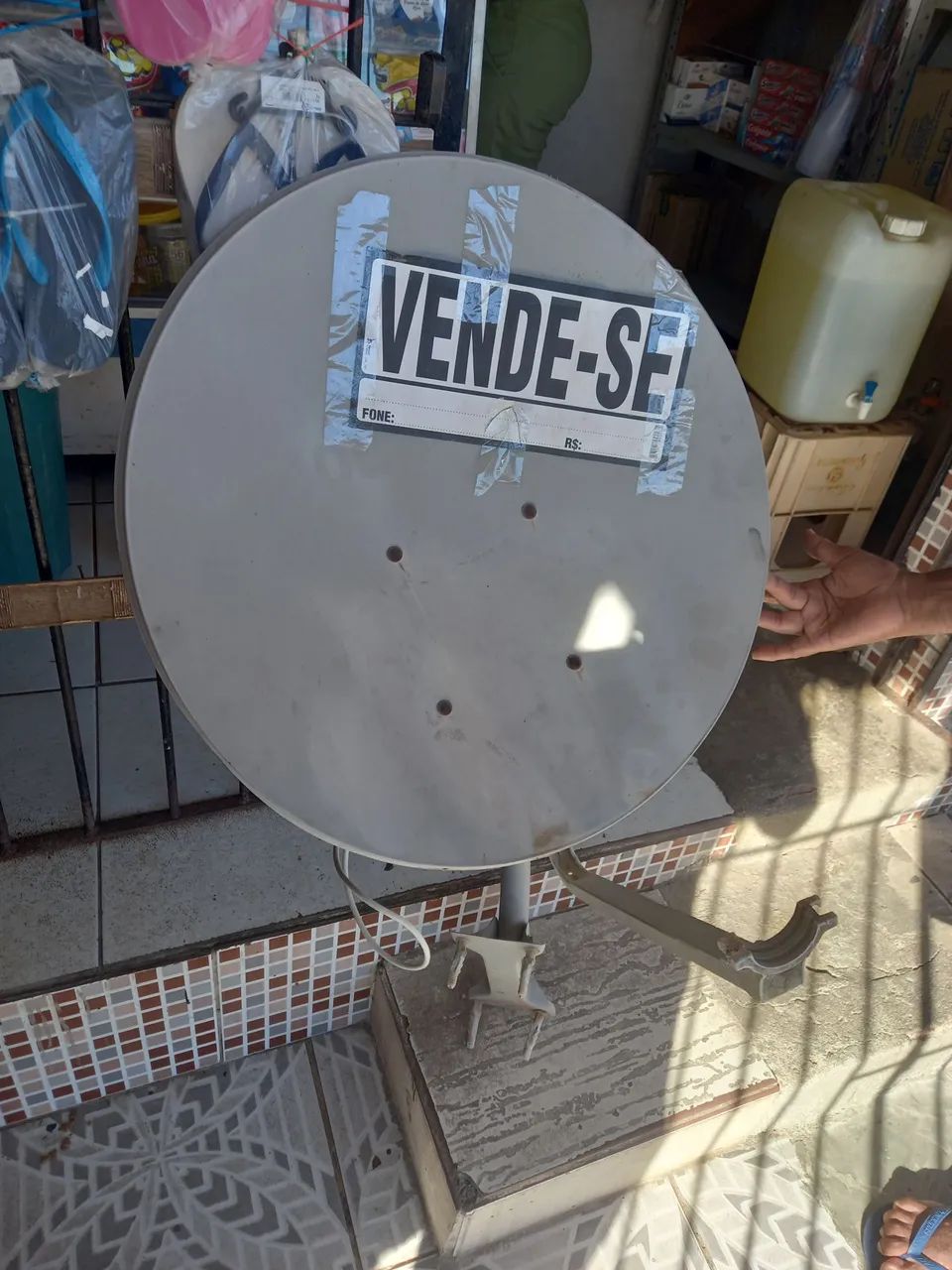 Antena parabólica da suíte completar.