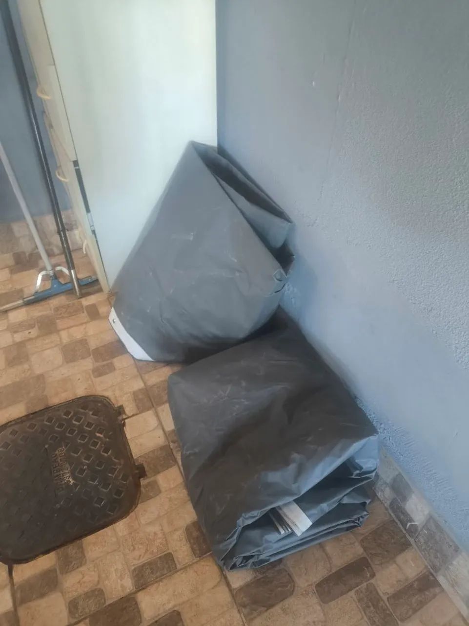 Selling tarps measuring 9.00 x 3.00 meters