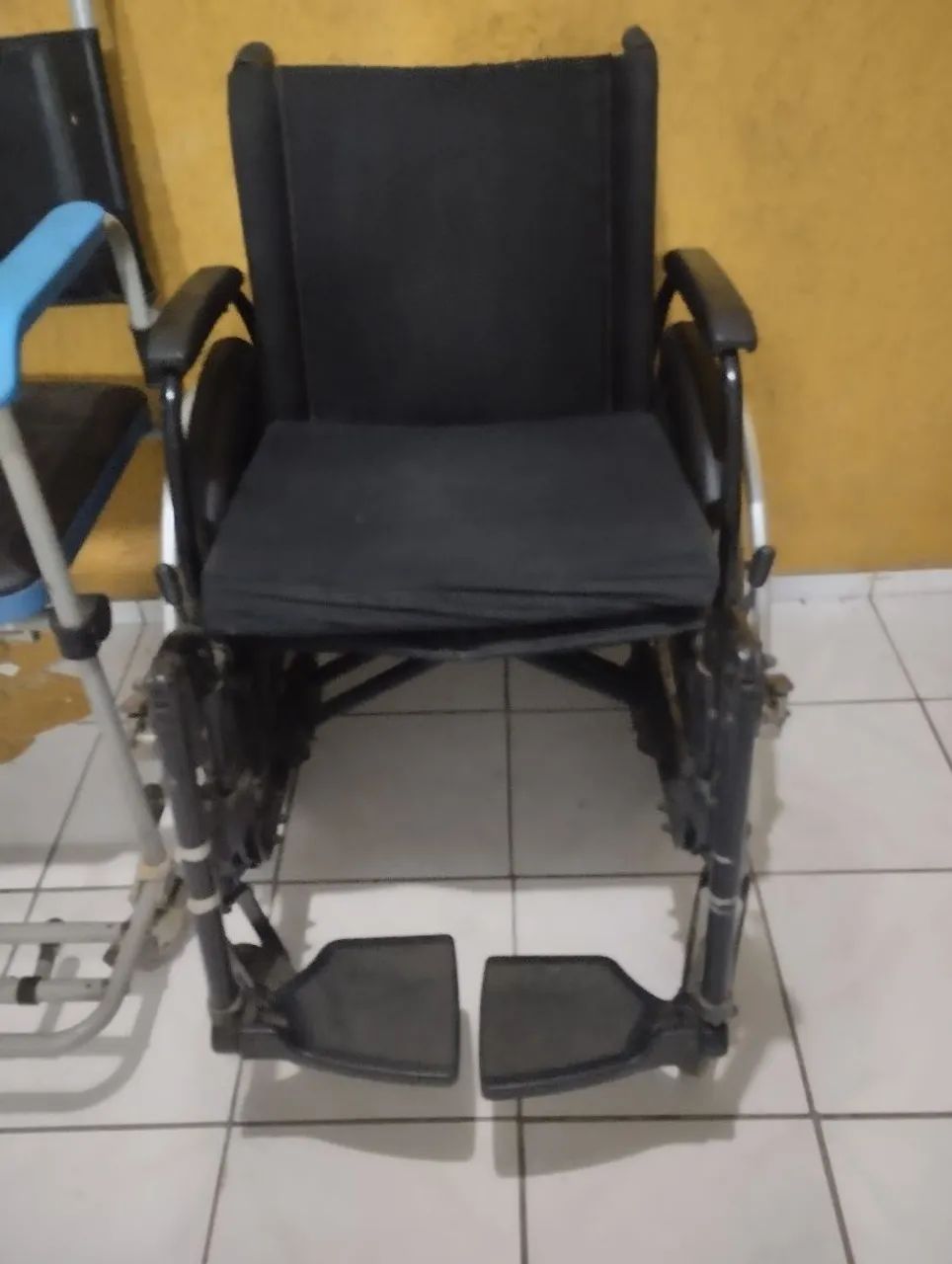 cadeira de rodas+ cadeira de banho ortobras - Foto 4