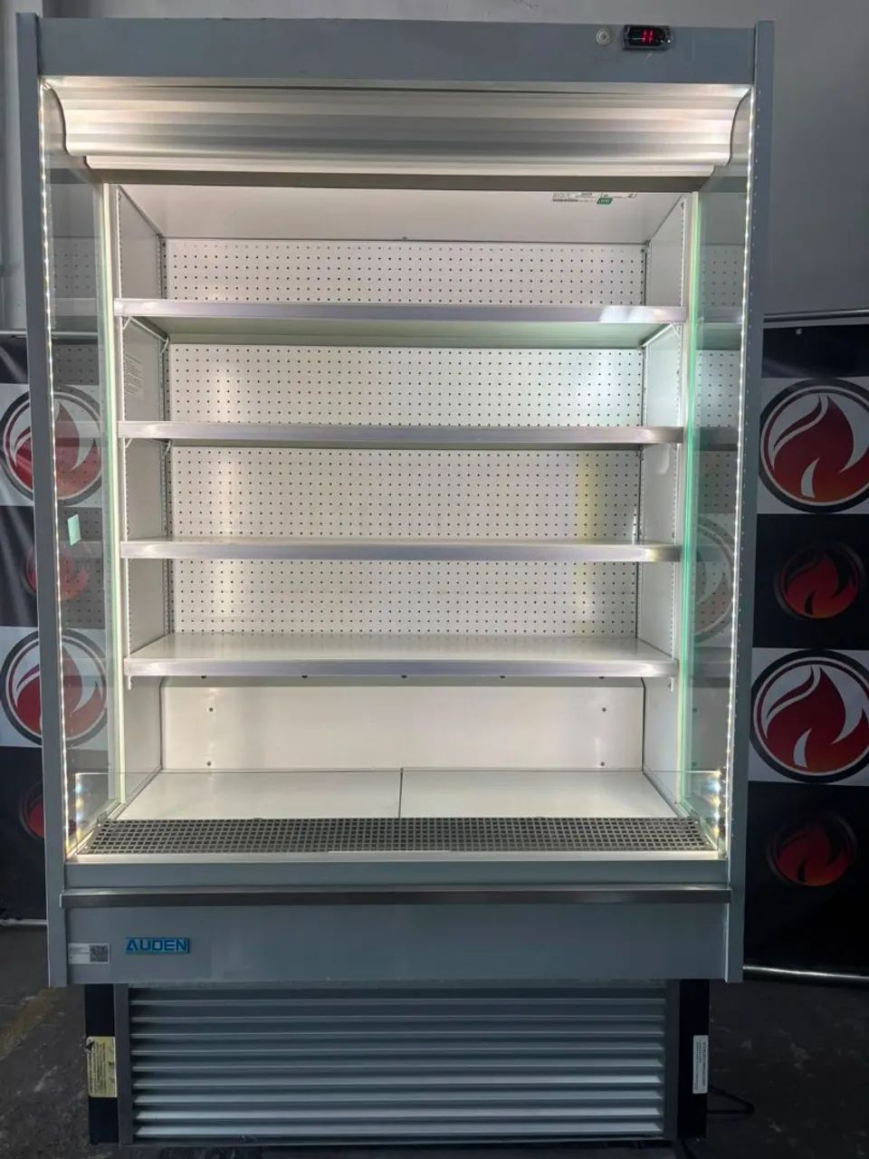 expositor refrigerado vertical aberto da marca Auden, equipado com iluminação LED