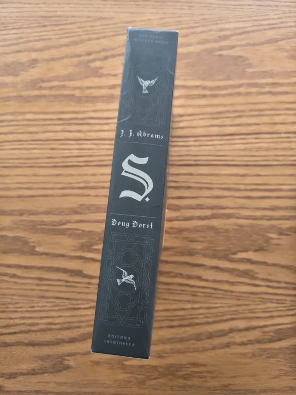 O livro - S. O Navio de Teseu - J.J. Abrams - Foto 2