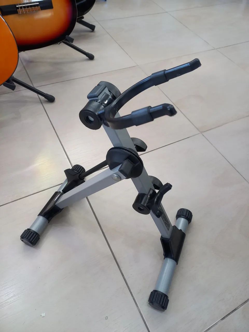 Estante para sax semi nova !  - Foto 3