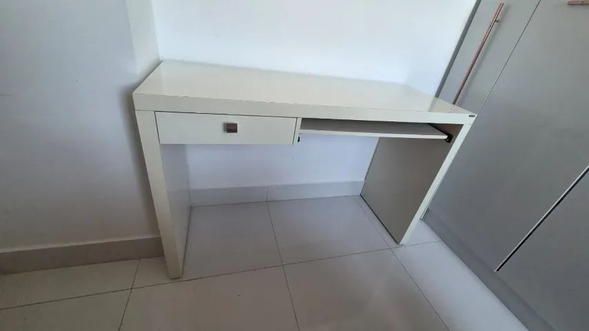 Escrivaninha branca dalla costa com gaveta e espaço pra teclado - Foto 4