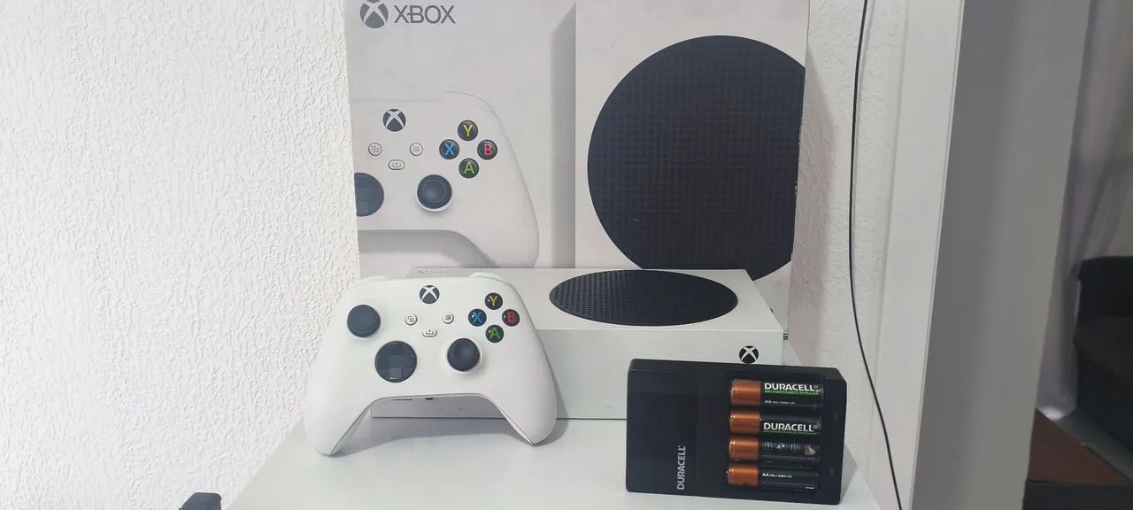 Xbox Series S (branco) + Carregador de pilha com 4 pilhas recarregável ...