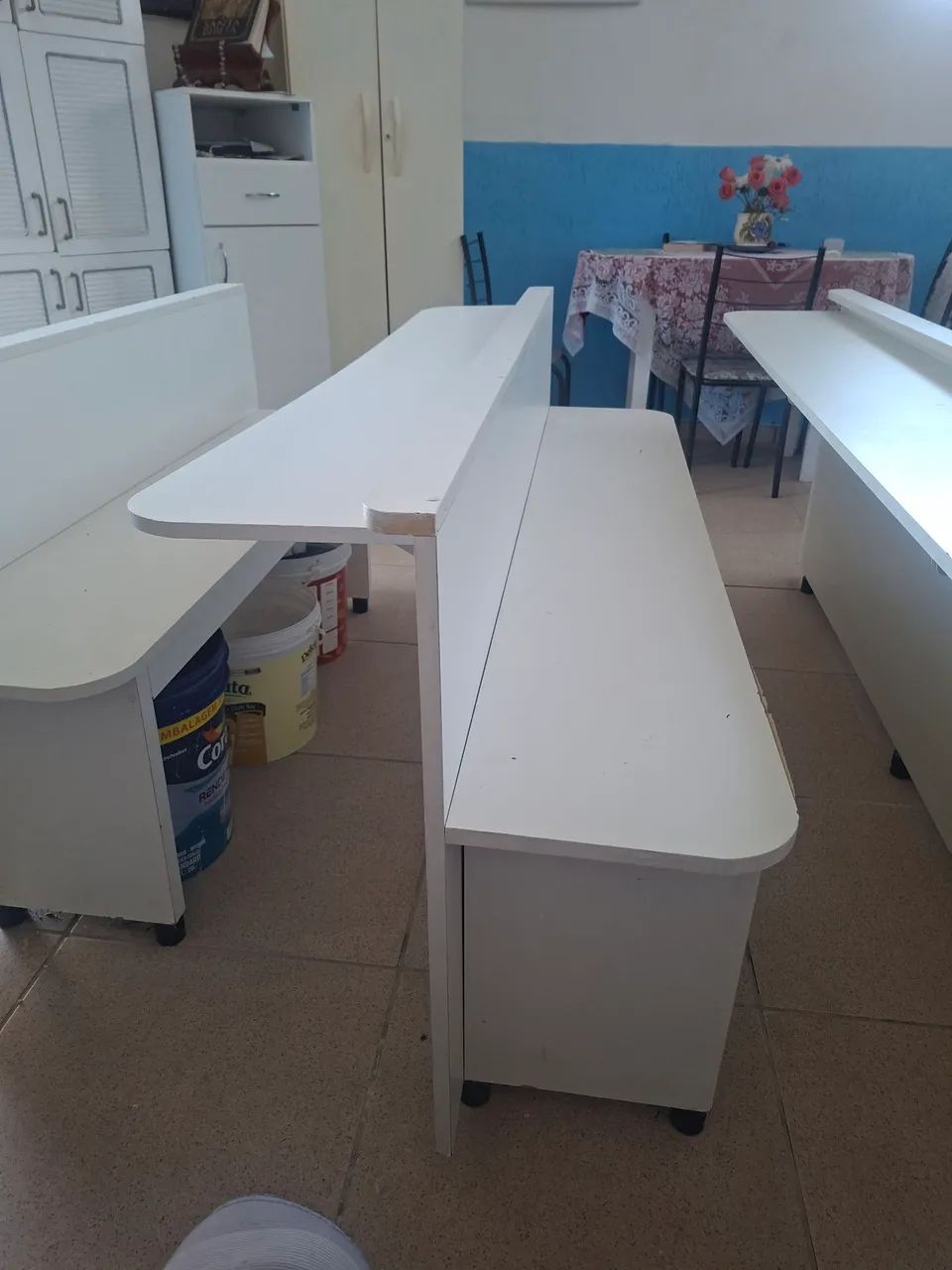 Conjunto  com quatro bancos e escrivaninha 