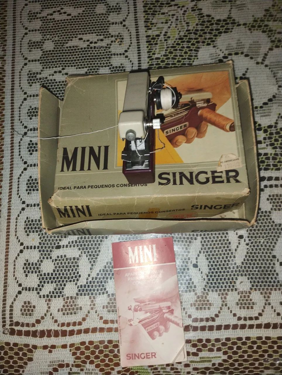 Vendo uma máquina de costura antiga dos anos 80 Singer  com nota fiscal caixa e manual  - Foto 2