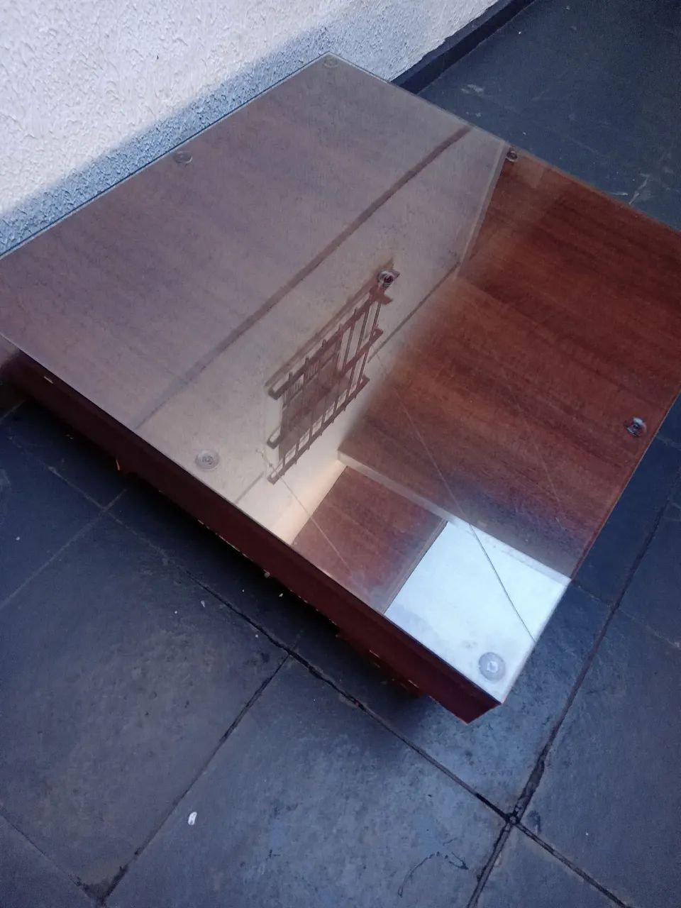 Mesa de centro de madeira com tampo de vidro temperado  - Foto 4