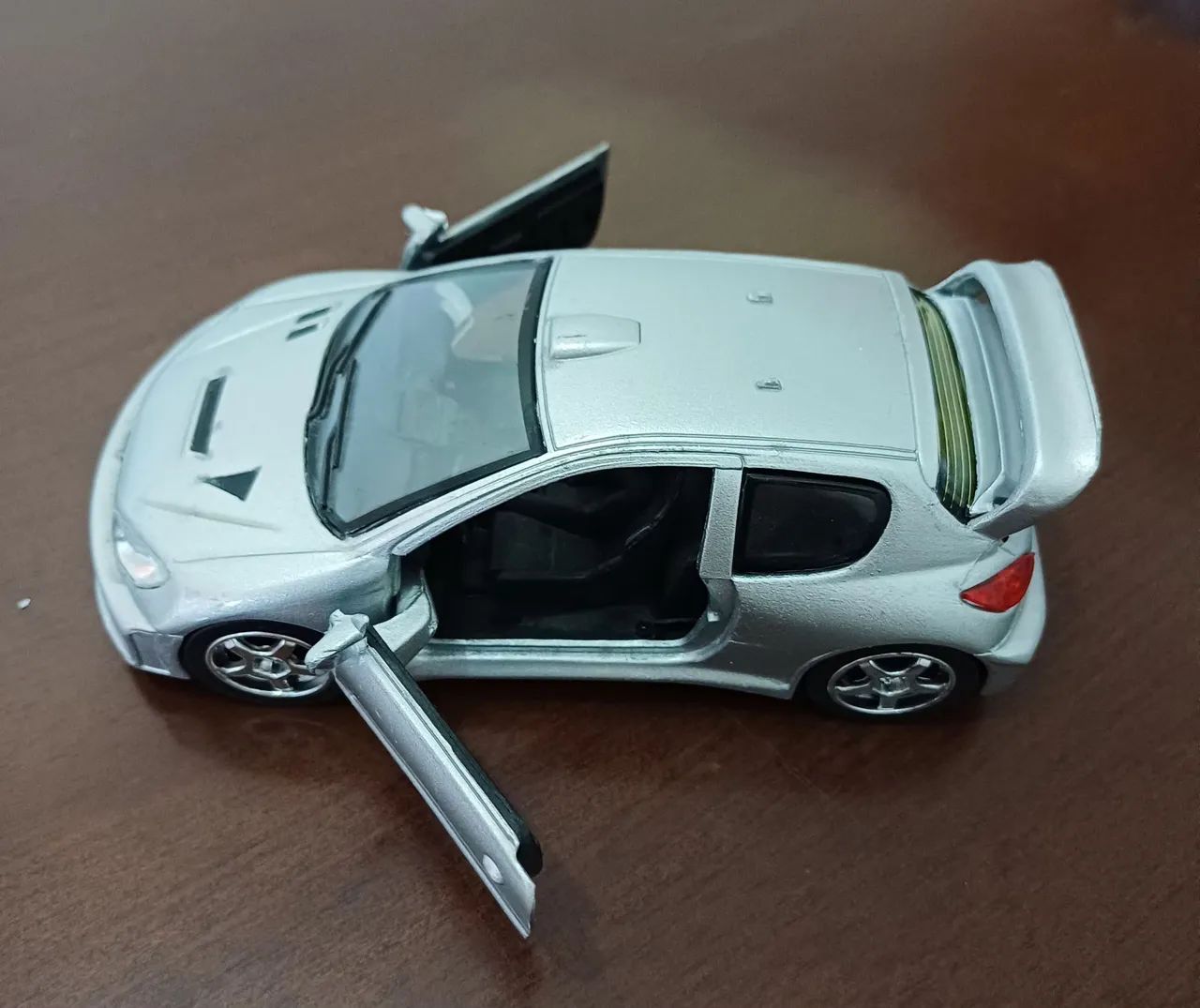 PEUGEOT 206 "TUNADO" ESCALA 1/32 PRATA, A FRICÇÃO.<br><br>ESCALA:  1:32<br> <br>COR: PRATA - Foto 3