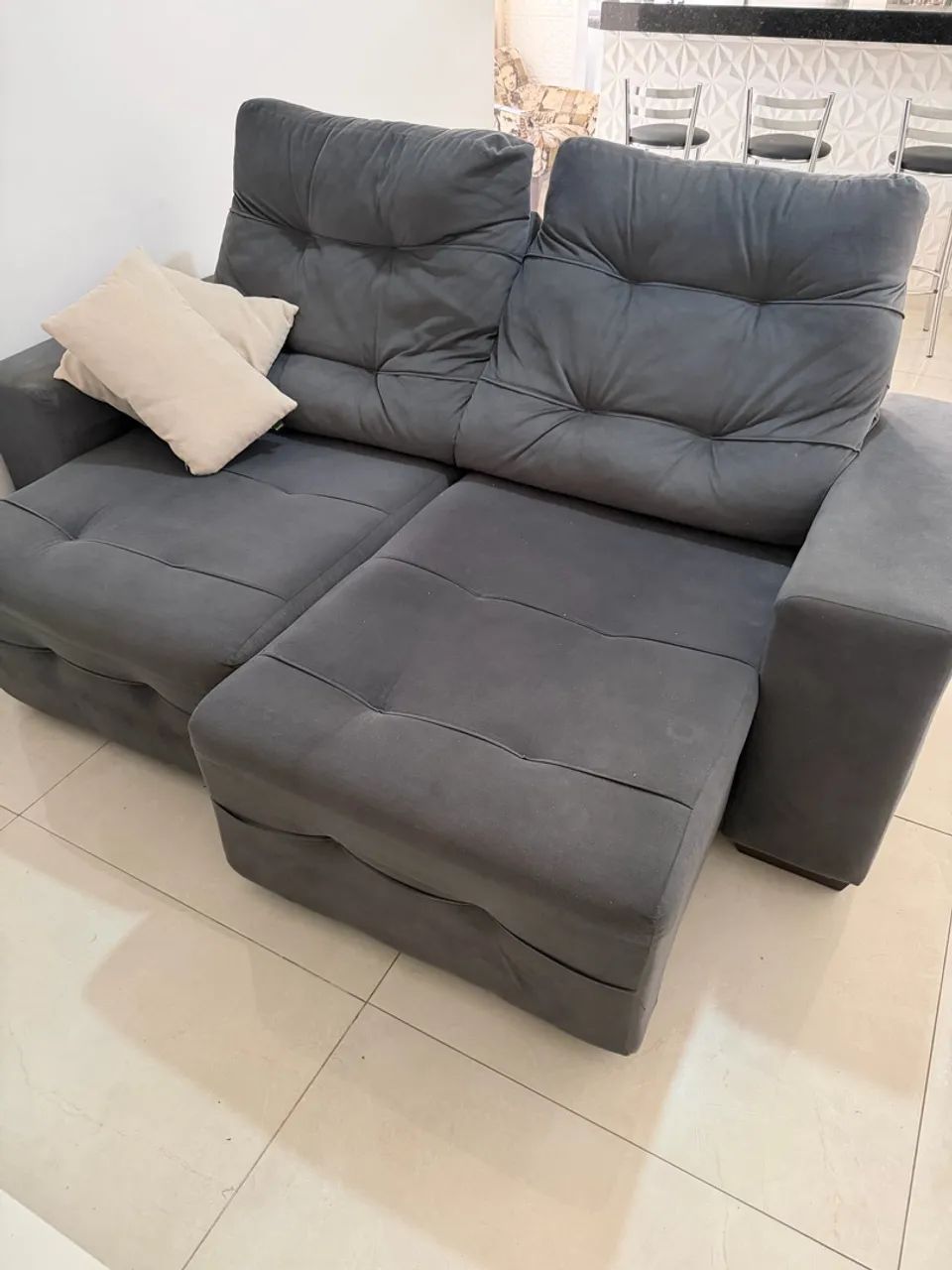 Sofá retrátil 3 lugares em suede grafite - bem conservado - Foto 2