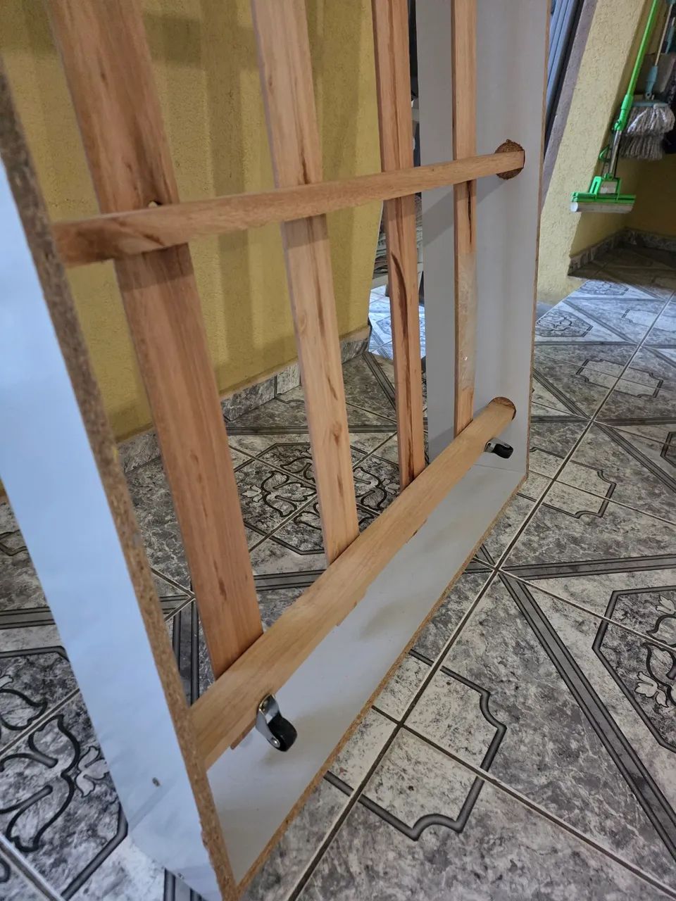 Estrado com rodinhas para cama auxiliar.  - Foto 3