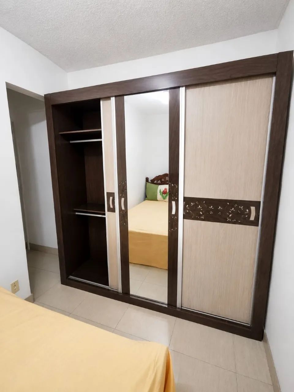Guarda-Roupa Grande com Espelho em Ótimo Estado  - Foto 2