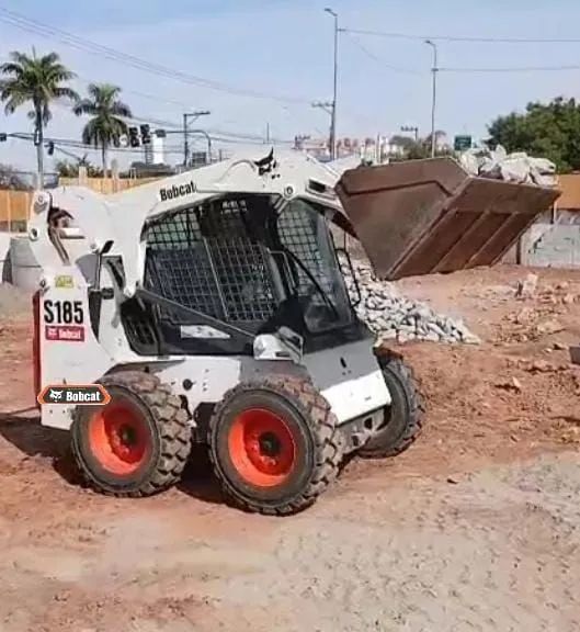 Mini Carregadeira Bobcat S185 cabinada e ar condicionado  - Foto 6