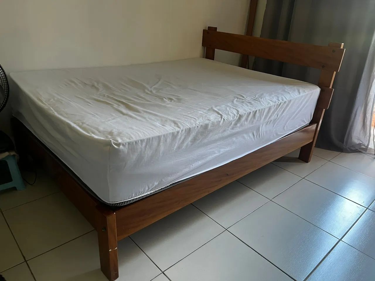 Cama de casal de madeira