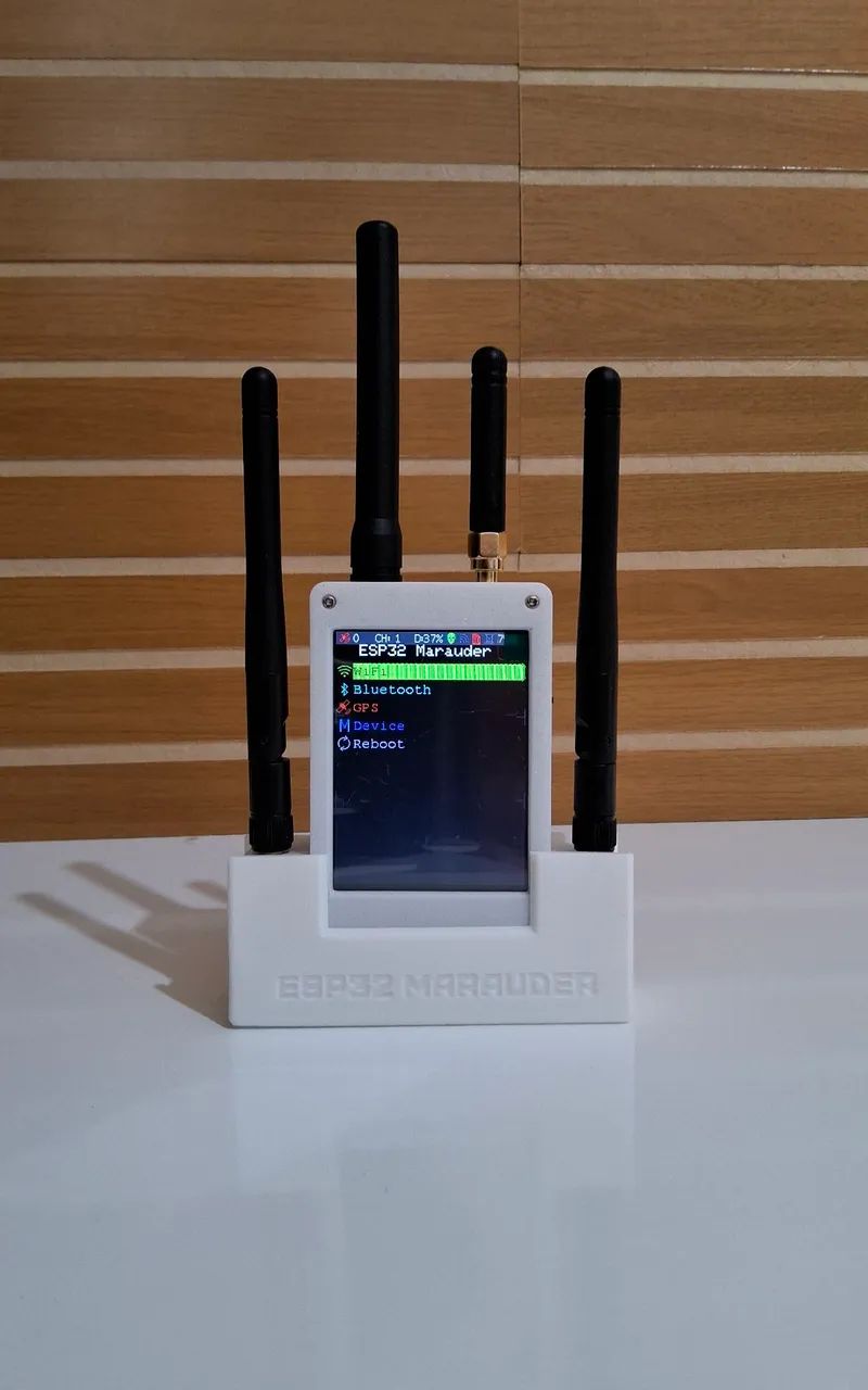 ESP32 Marauder com suporte a Wi-Fi, Bluetooth e GPS.