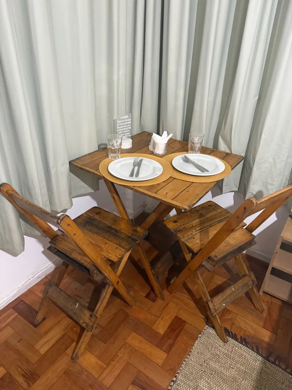 Mesa com quatro cadeiras de madeira  - Foto 2