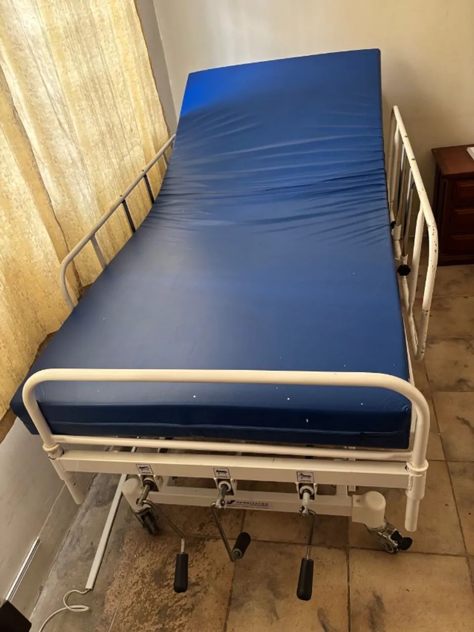 Cama Hospitalar Manual 3 Manivelas com Grades e Colchão - Foto 4