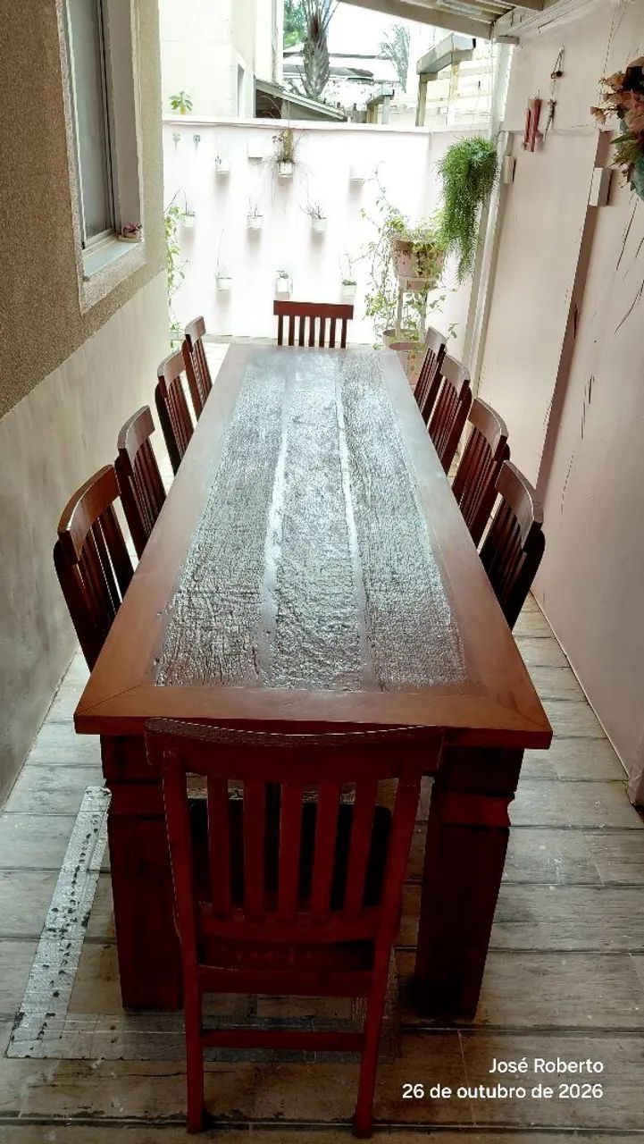 Mesa rústica com 10 cadeiras 