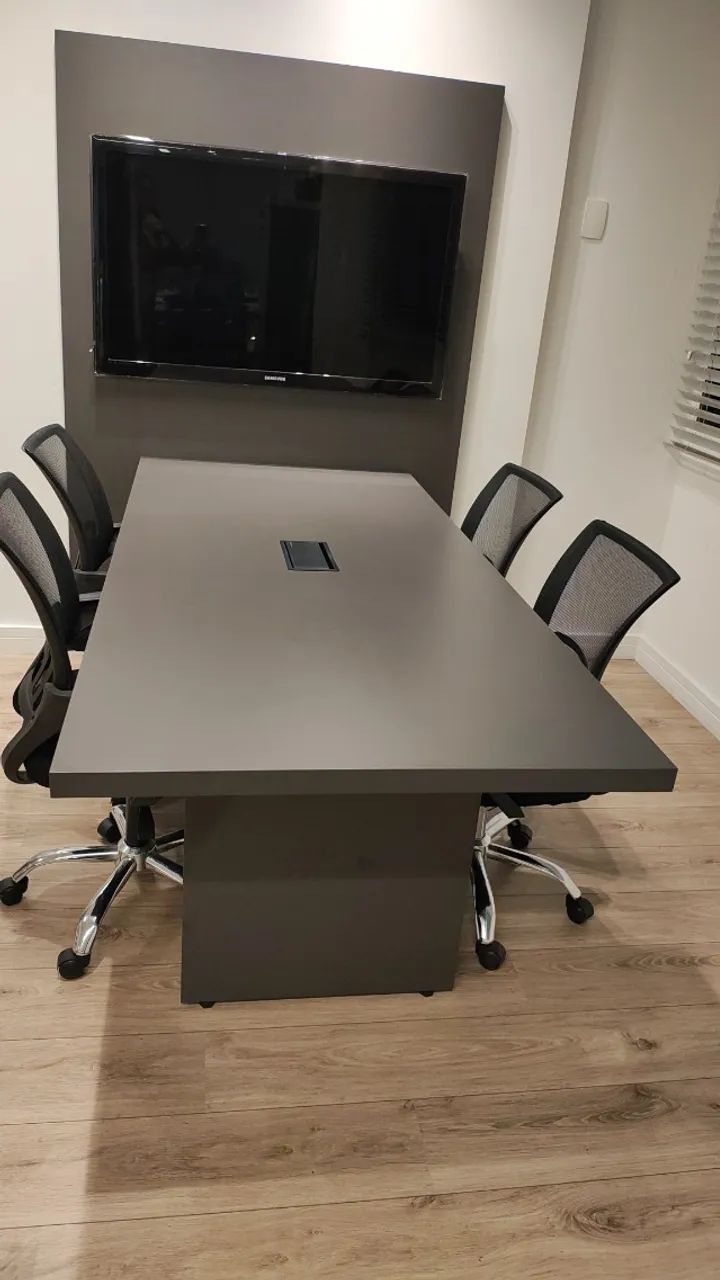 Conjunto mesa + painel com TV - sala de reuniões - Foto 3