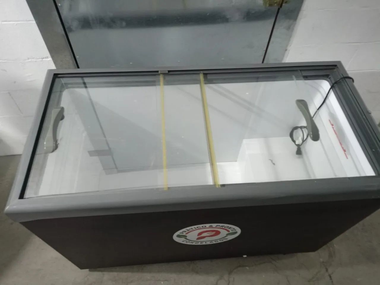 Freezer horizontal Gelopar 410 littos,comprado zero ,funciona perfeitamente,220vts - Foto 3