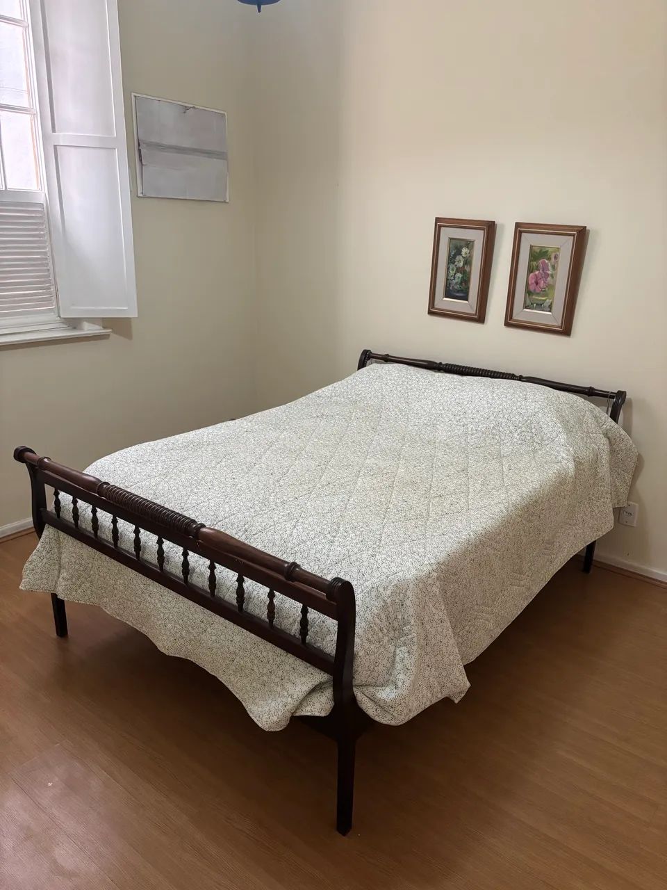 Cama antiga em madeira maciça