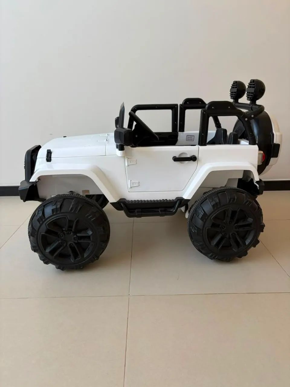 Carrinho Elétrico Infantil Jeep Branco - Com Música e Luzes 12 v - Foto 2