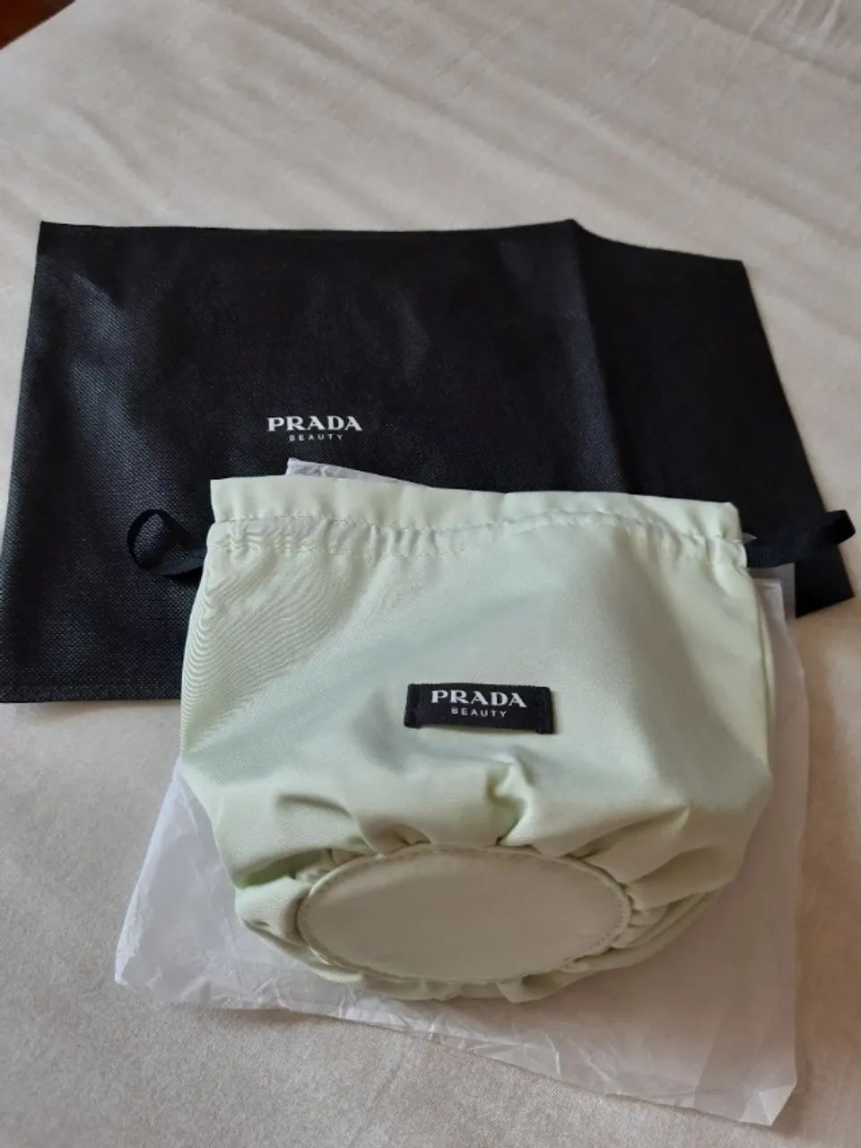 Necessaire da marca Prada e jogo de cartas da Cacharel - Foto 4