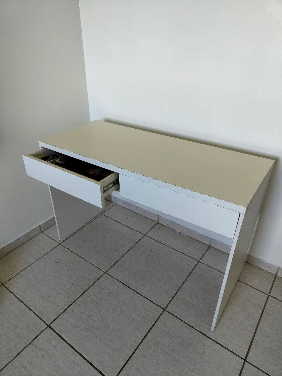 Mesa de estudo com 2 gavetas  - Foto 3