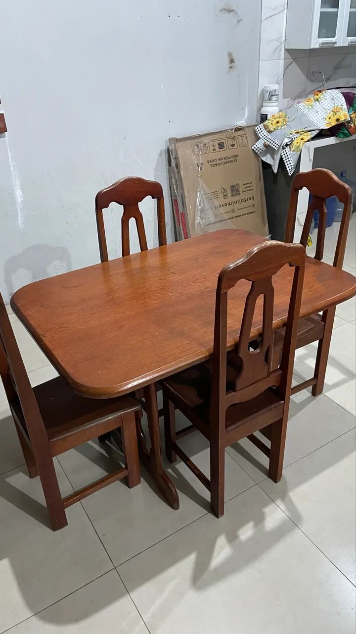 MESA DE MADEIRA COM 4 CADEIRAS - Foto 4