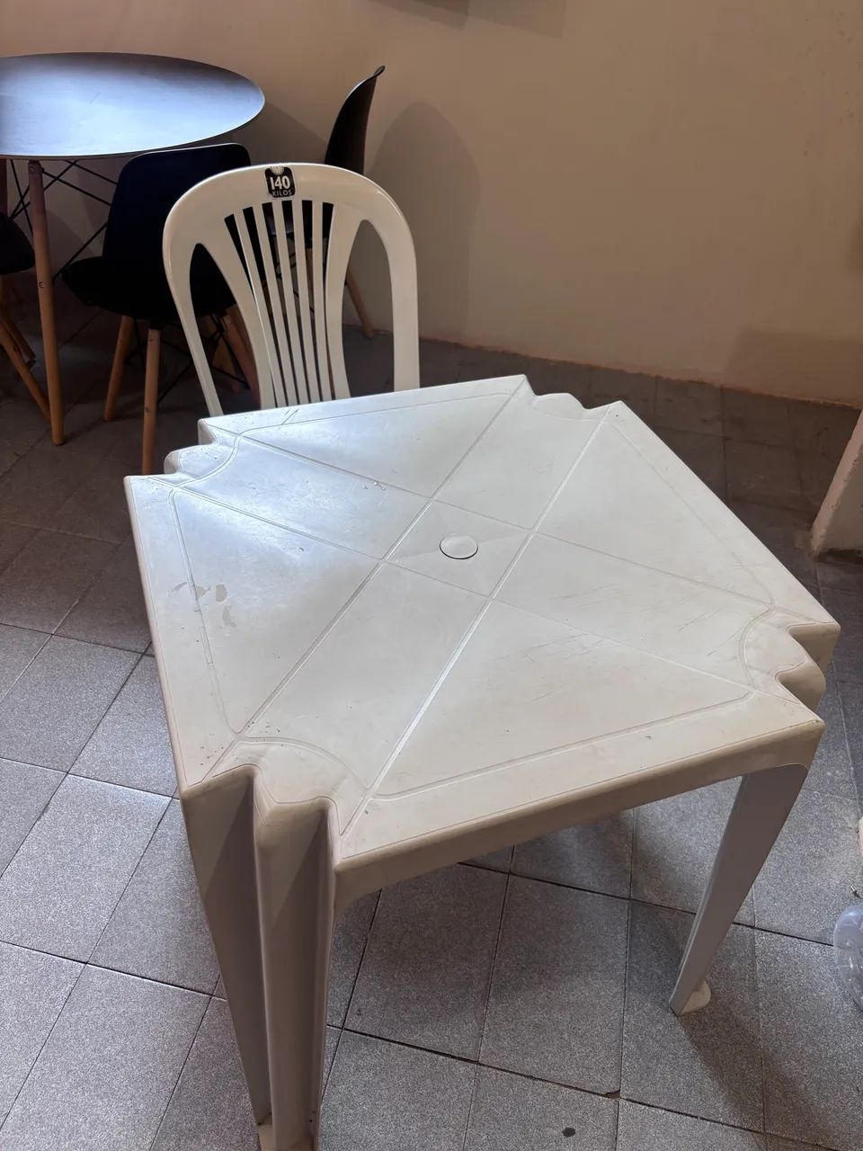 Mesa e cadeira de plástico 