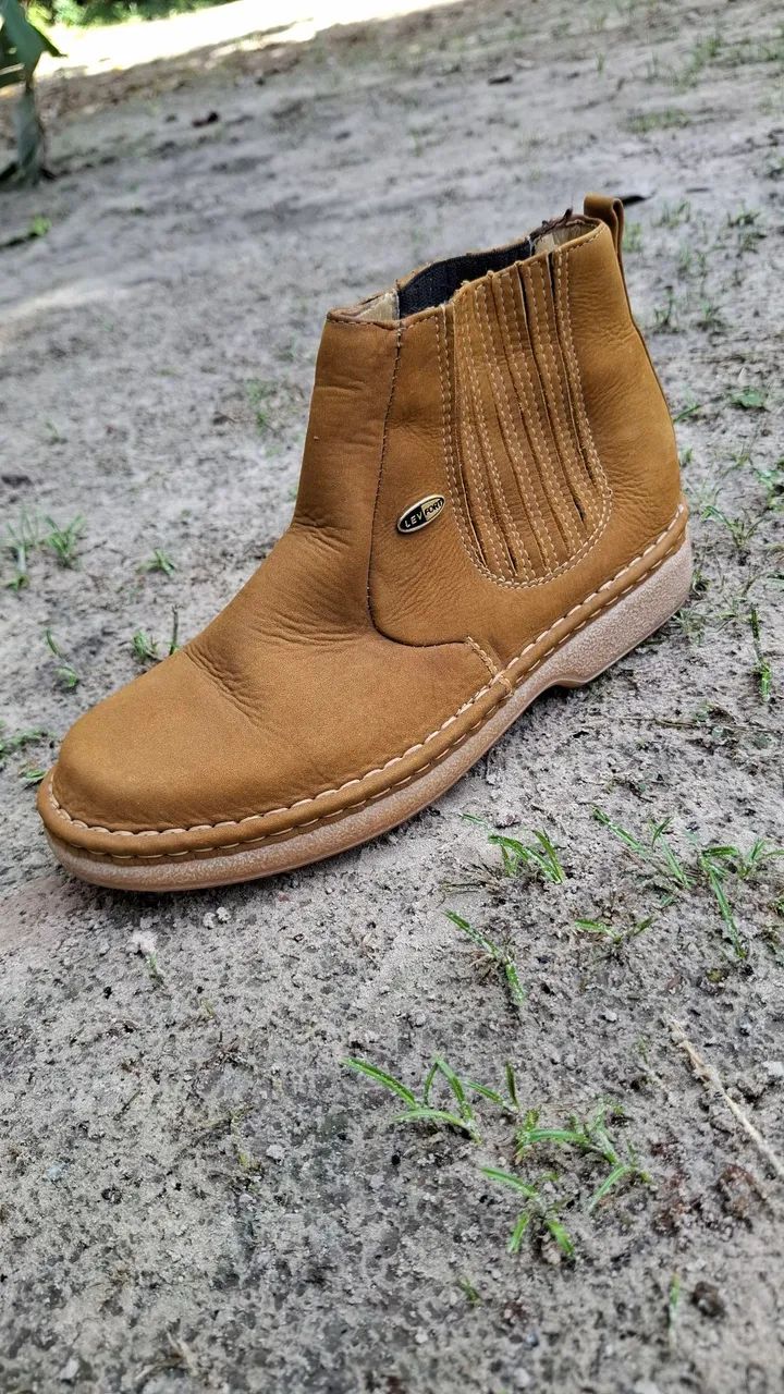 Botas de couro nunca usadas  - Foto 2